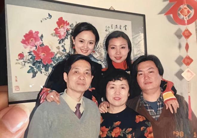 ！脸型和母亲神似知情人透露其父母背景j9九游会登录亲人曝光朱媛媛全家福(图5)